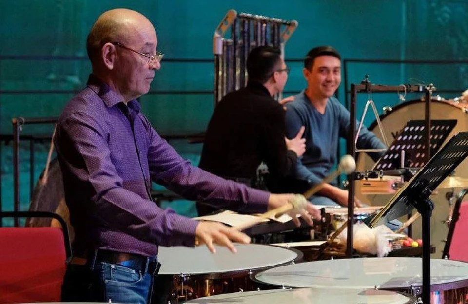 Будучи концертмейстером группы ударных инструментов, Бекбай Сагынбеков преданно служит искусству в родном Оперном театре на протяжении 38 лет.