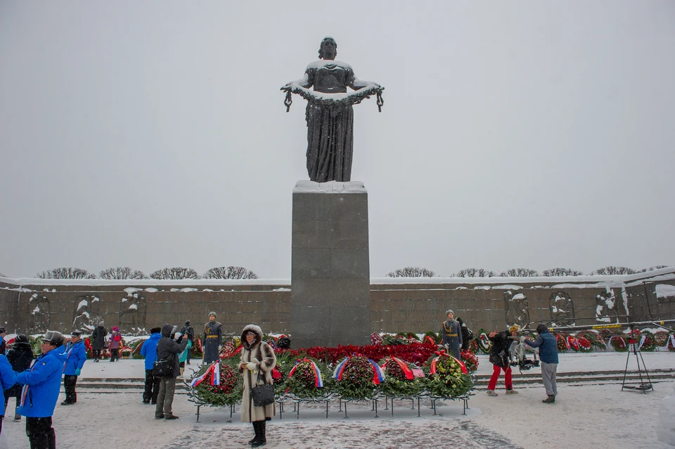 На Пискаревское кладбище принесли цветы к мемориалу павшим.
