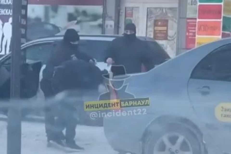 В полиции возбудили дело против побитого мужчины. Фото: скриншот с видео "Инцидент Барнаул"
