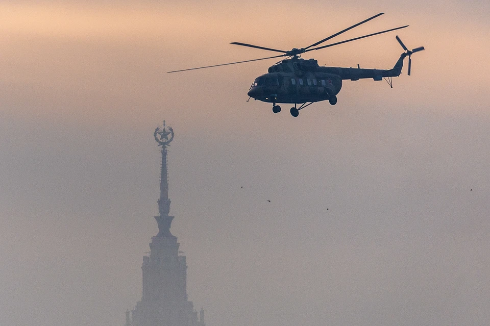 Москва. Вертолет Ми-8 над городом. Фото: Сергей Бобылев/ТАСС