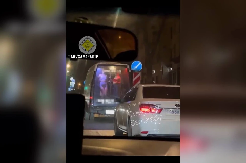 Волжанки устроили стриптиз-шоу на проезжей части в Самаре. Фото: СамараДТП