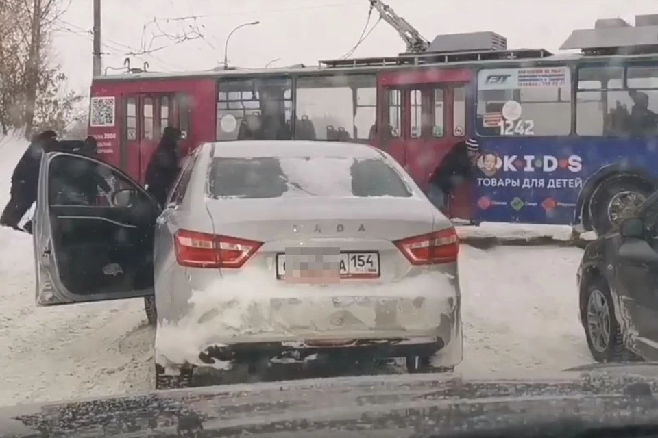Даже троллейбус не смог преодолеть снежную кашу на дороге.