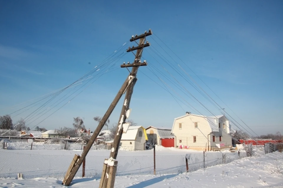 Аварийная электросетей омск. Фото пустого земельного участка зимой.