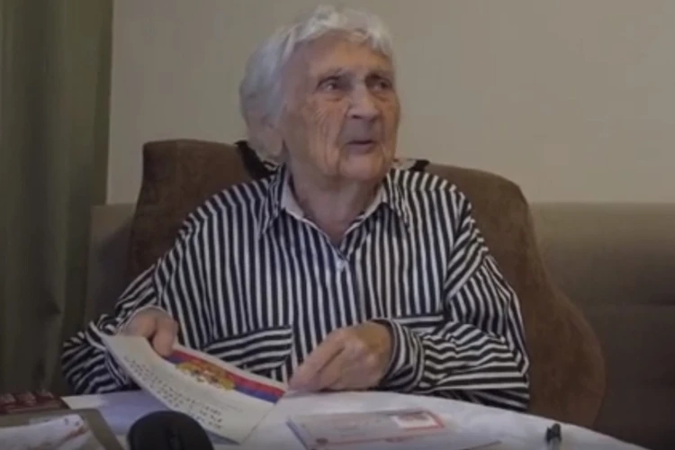 «Ждала этого всю жизнь»: 92-летней переселенке с Украины в Петербурге вручили российский паспорт