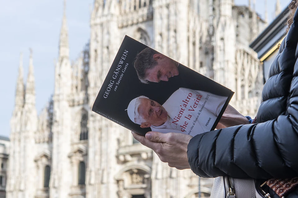Между сторонниками прежнего и нынешнего папы римского назрело серьезное противостояние