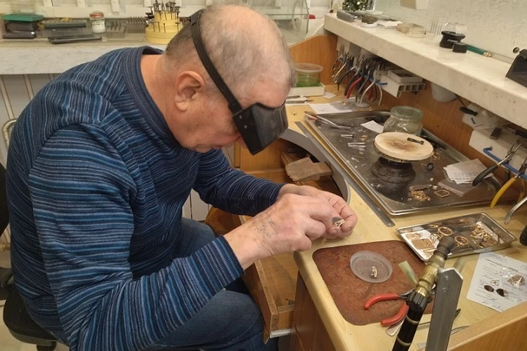 Российский ювелир ремонтирует кольца «Картье» с бриллиантами стоимостью 5 миллионов рублей