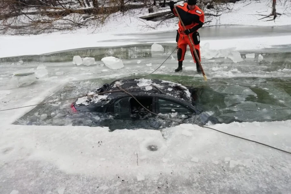 Спасатели вытащили автомобиль Шевроле, провалившийся под лед на реке под Липецком