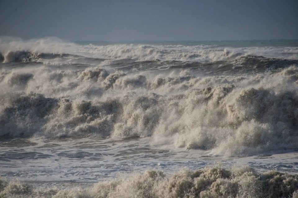 Высота волн у берегов Камчатки в Охотском море достигает 10 метров.