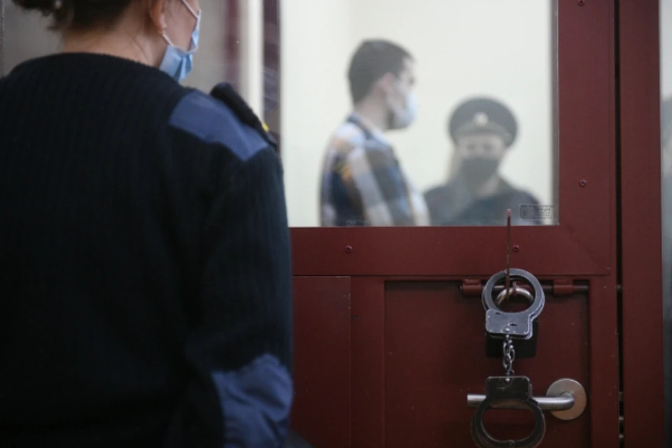 Личность подозреваемого установили и поместили под стражу.