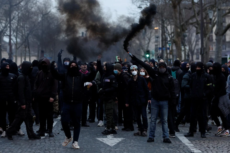 Во Франции вспыхнули беспорядки на протестах против пенсионной реформы