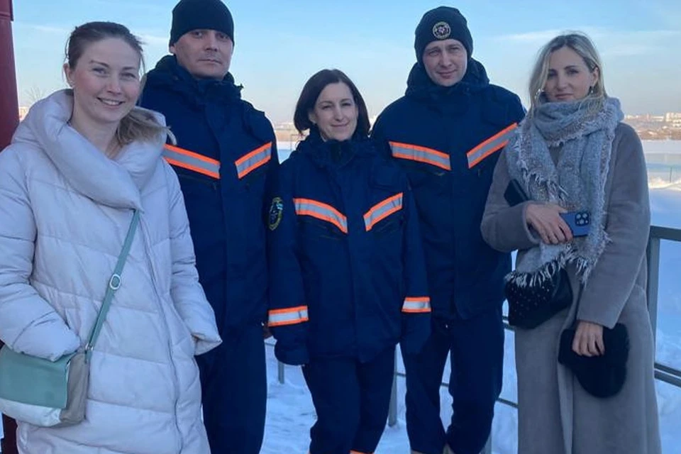 Новосибирцы поблагодарили спасателей, вытащивших собаку с острова - Александра (спасатель слева), Татьяну (в центре) и Артема (спасатель справа). Фото: Спасатели МАСС.