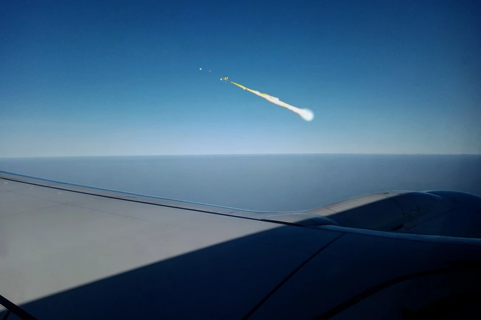 Примерно так выглядит метеорит из иллюминатора самолета на высоте 10 тысяч метров над землей