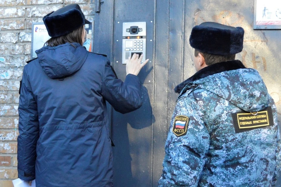 С мужчиной общались сотрудник службы вместе с психологом и представителями органов опеки и попечительства.