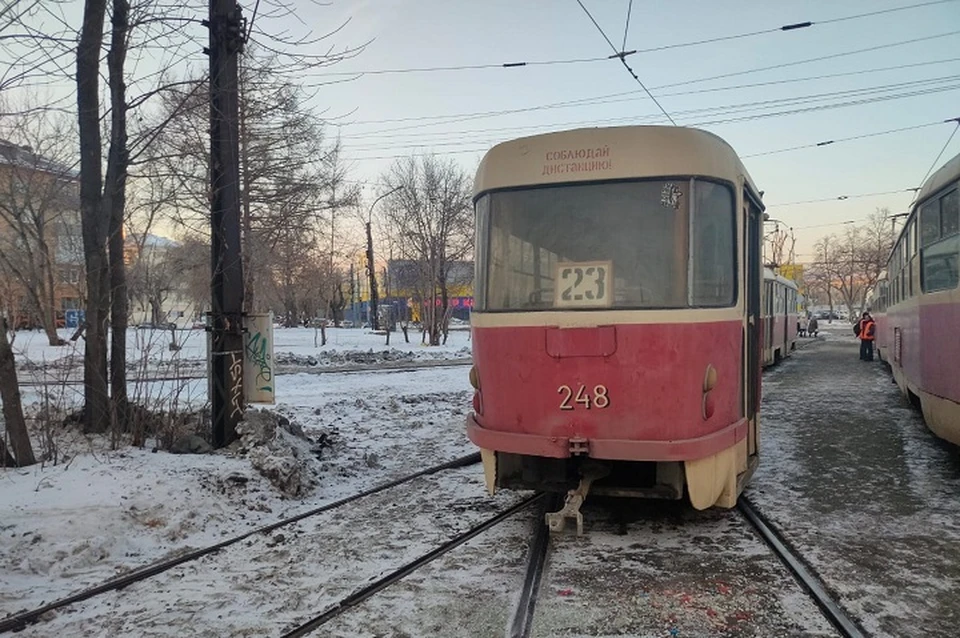 Водитель трамвая протащил зажатую коляску 32 метра Фото: ГИБДД Екатеринбурга
