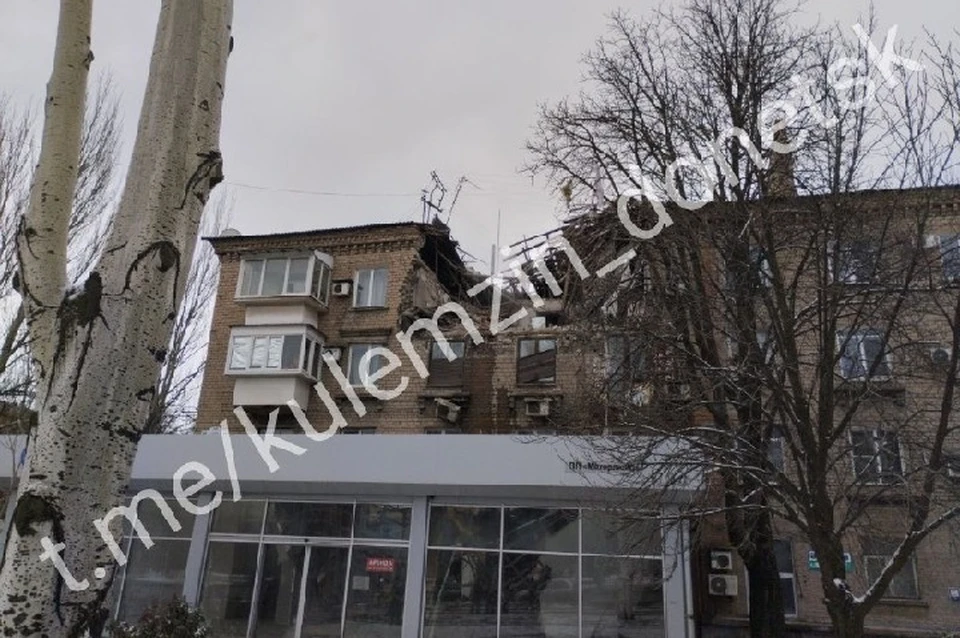 Прямое попадание в кровлю 4-этажного жилого дома по улице Артема. Фото: ТГ/Кулемзин