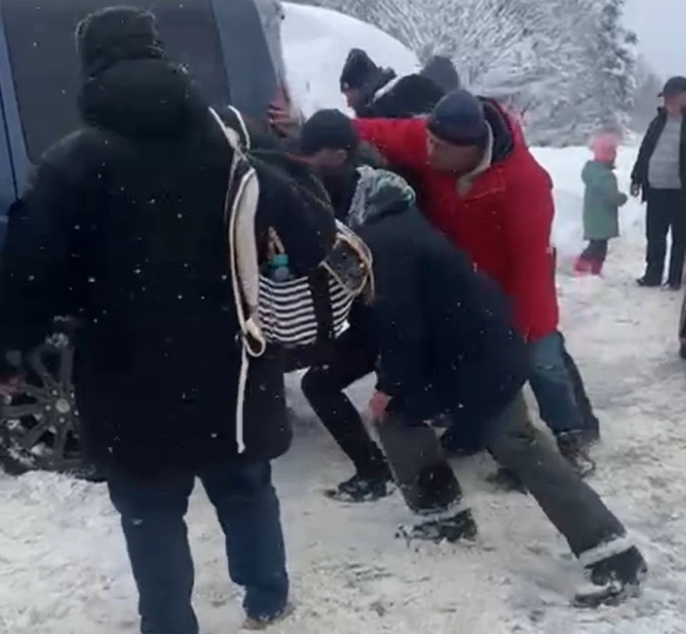 В Апшеронском районе из-за снега застряли водители - KP.RU