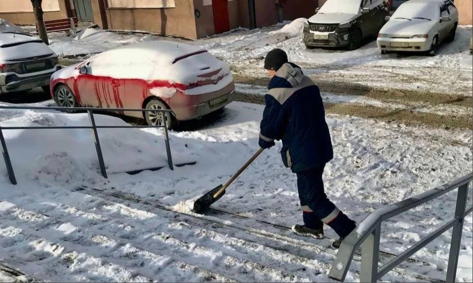 В областной столице специалисты продолжают расчищать территории. Фото: администрация Ленинского района