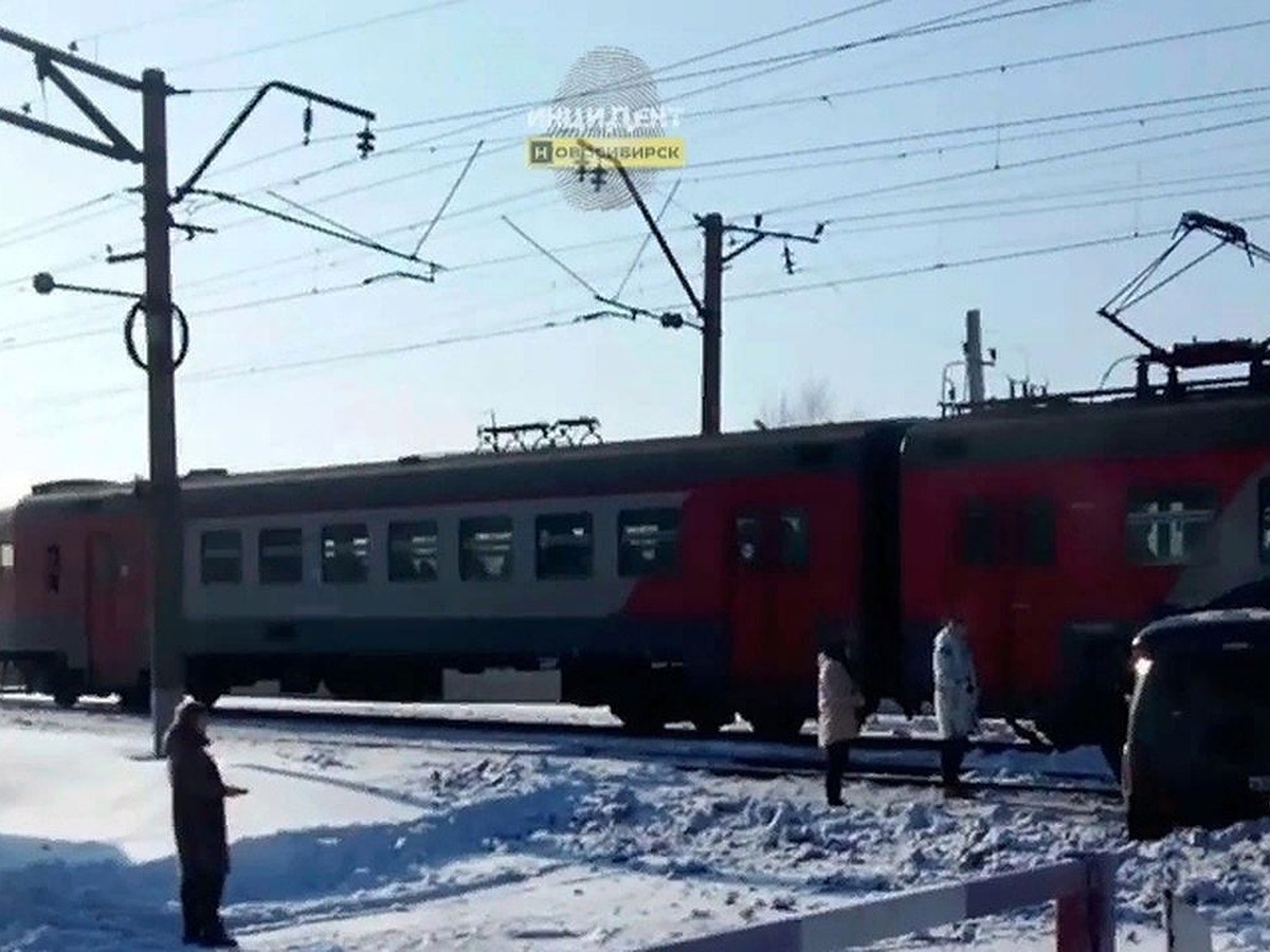 Жд поезда новосибирск екатеринбург. Электропоезда. Электричка. ЖД переезд.