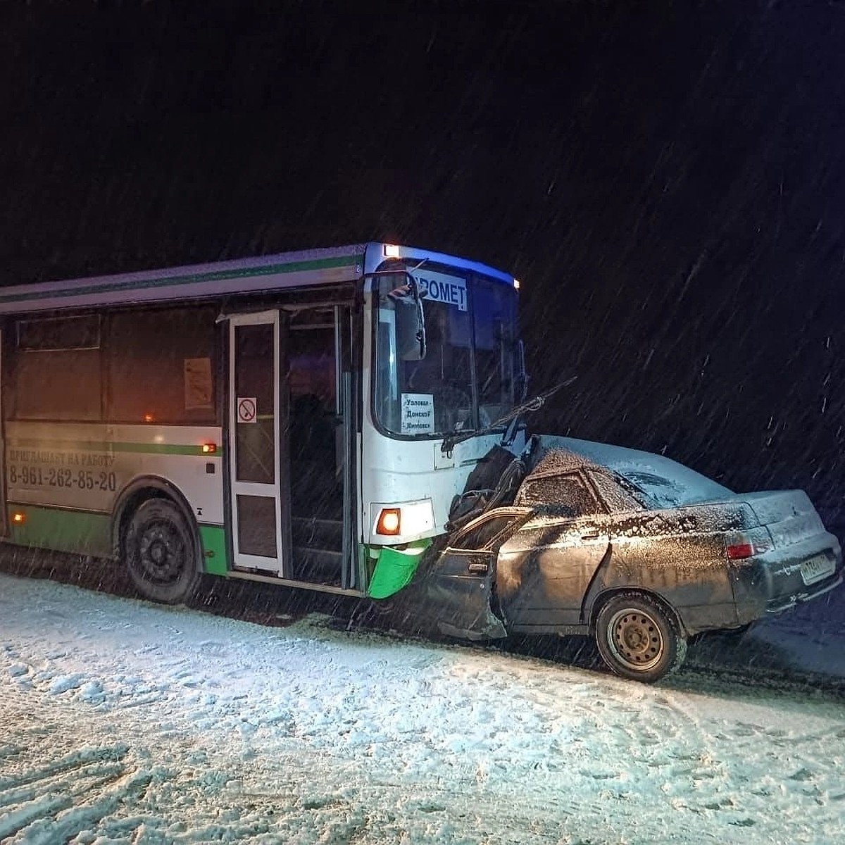 В Тульской области водитель врезавшегося в автобус «ВАЗа» погиб на месте -  KP.RU