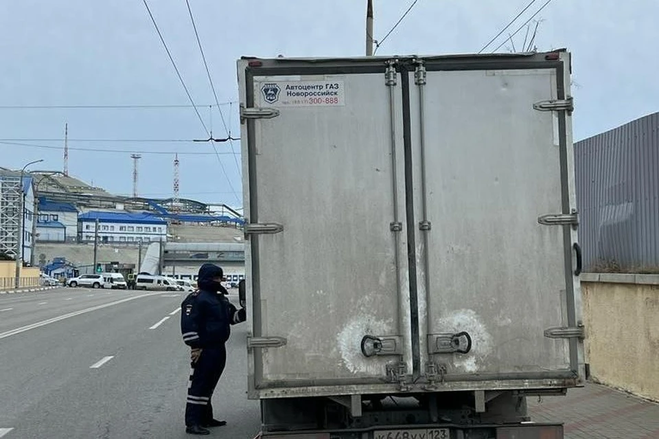 Движение грузовиков ограничили на трассе между Новороссийском и Геленджиком из-за сильного ветра Фото: t.me/gibdd_nvrsk