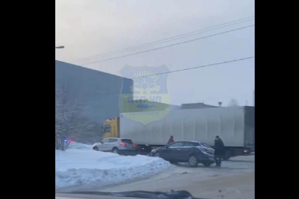 На месте работают сотрудники госавтоинспекции. Фото: скрин видео vk.com/murmansk_dtp