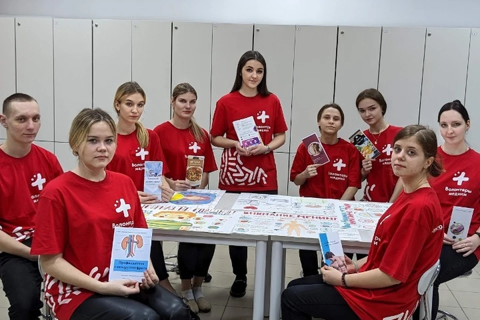 София ЕВСТРАТОВА (в центре) с группой волонтеров-медиков.