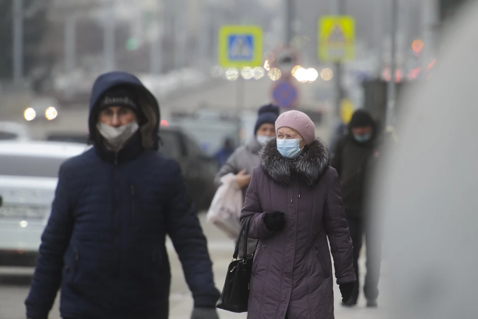 Во время сезонных инфекций нужно принимать витамины и носить маски