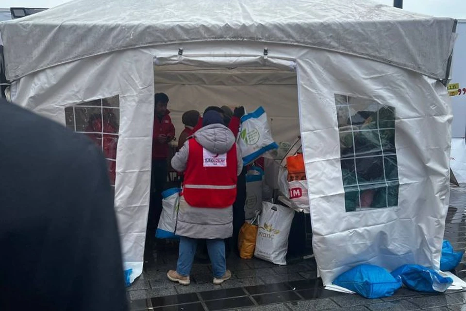 После землетрясения в каждом районе Стамбула были развернуты пункты приема крови и сбора теплой одежды Фото: t.me/elzcentr