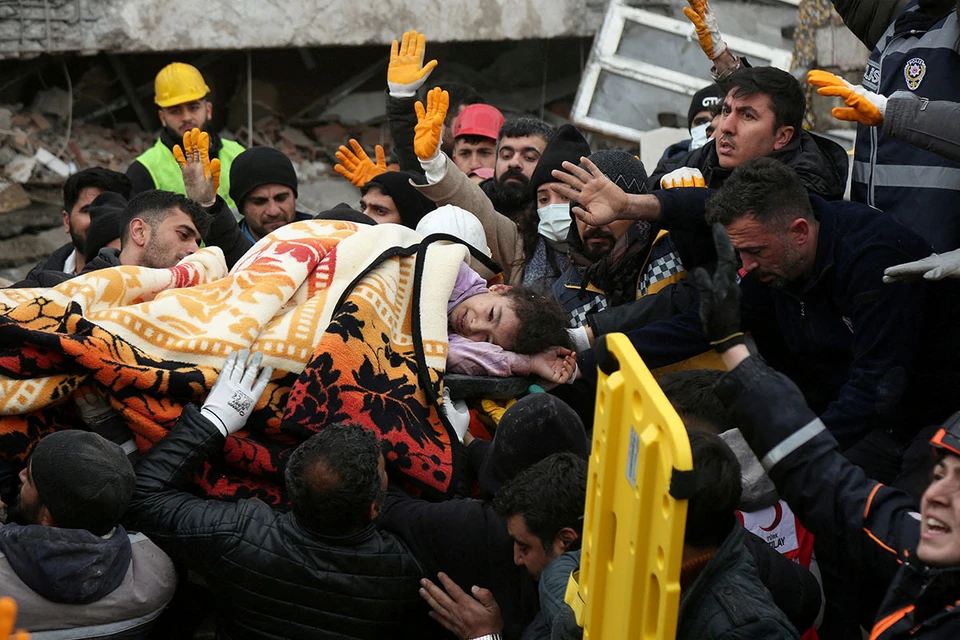 В Турции людей все еще находят живыми под завалами спустя два дня после землетрясения