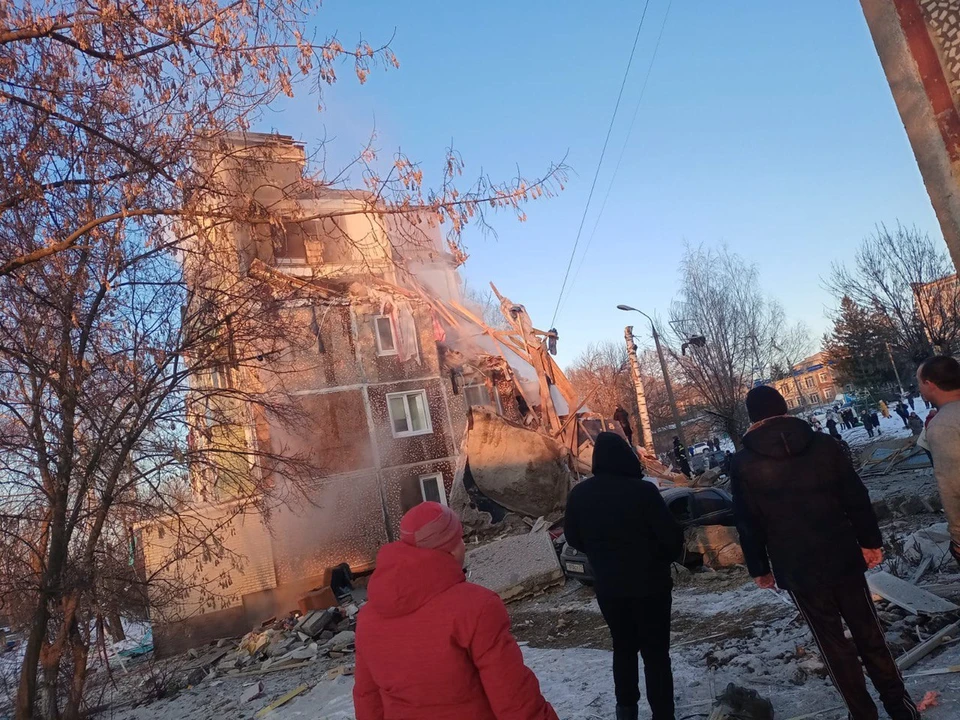 Из-под завалов обрушившегося подъезда пятиэтажного здания в Ефремове извлекли живыми двух человек