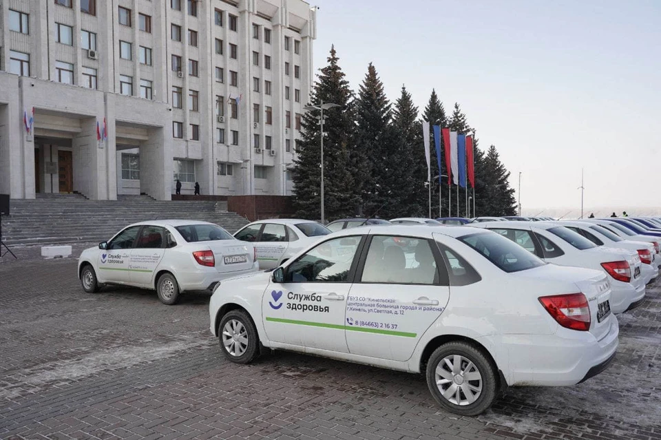 Ключи от 21 автомобиля «Лада Гранта» передали главврачам областных больниц/ Фото: Андрей Савельев