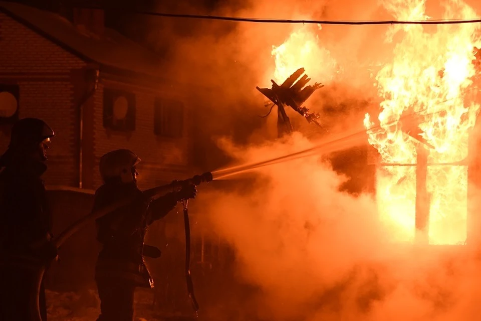 Пожарные спасли четыре человека из горящего барака в Хабаровске