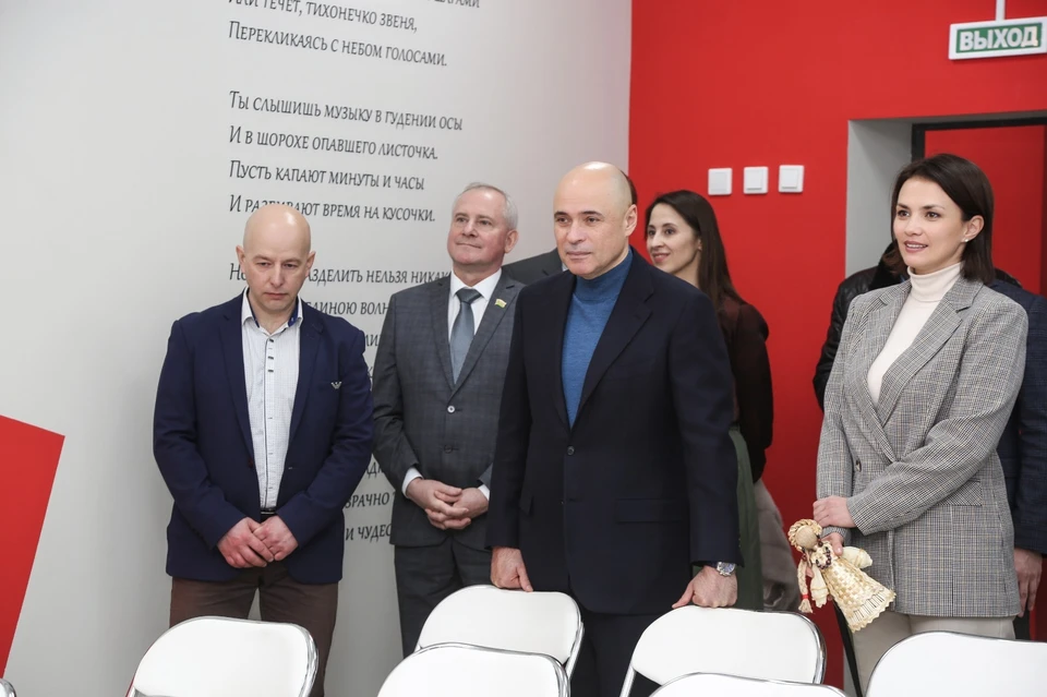 Игорь Артамонов отметил, что люди вложили душу в обновление школы искусств и библиотеки. Фото: пресс-служба Правительства Липецкой области