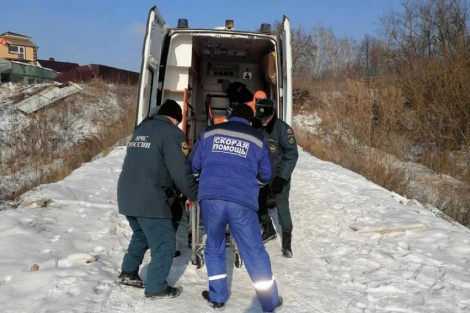 Спасатели МЧС помогли медикам скорой достать пьяного мужчину из лога под Липецком