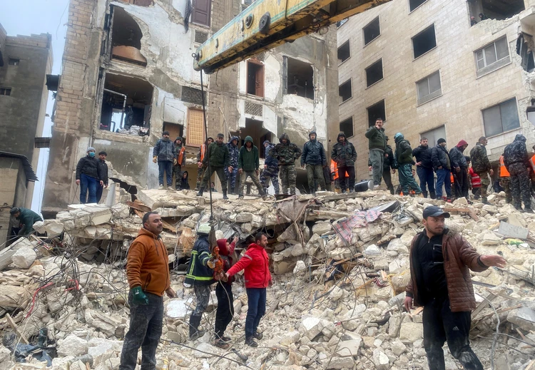 Видео спасения людей из-под завалов в Турции: детей живыми находят спустя двое суток, а звезды кино ищут в разрухе пропавших без вести родных