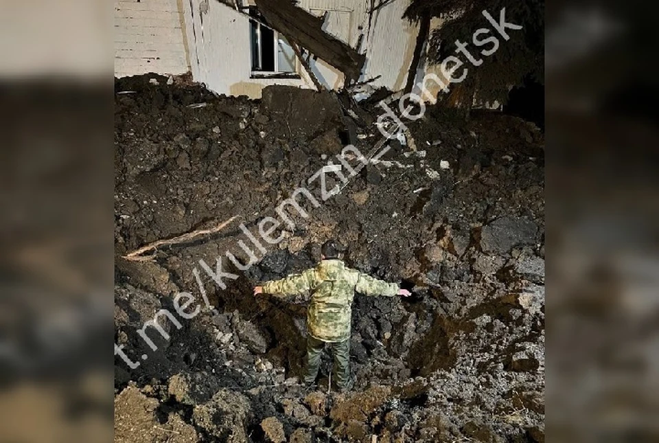 На месте прилета образовалась большая воронка. Фото: Кулемзин/ТГ