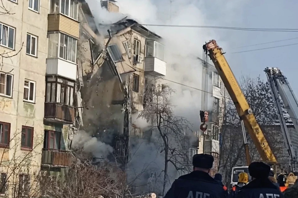Спасатели рассказали, зачем обрушили оставшийся висеть после взрыва пятый этаж. Фото: стоп-кадры видео ГУ МЧС РФ по НСО.