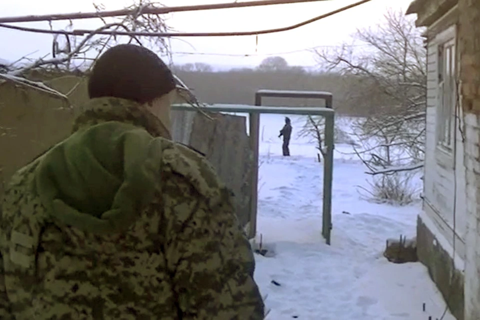 В ходе осмотра места боестолкновения у ликвидированных украинских диверсантов обнаружены автомат, пистолет и два самодельных взрывных устройства.
