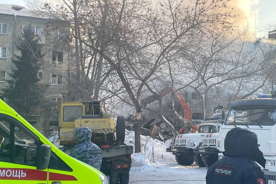 В Новосибирске спасатели обрушили еще часть дома на Линейной, 39.