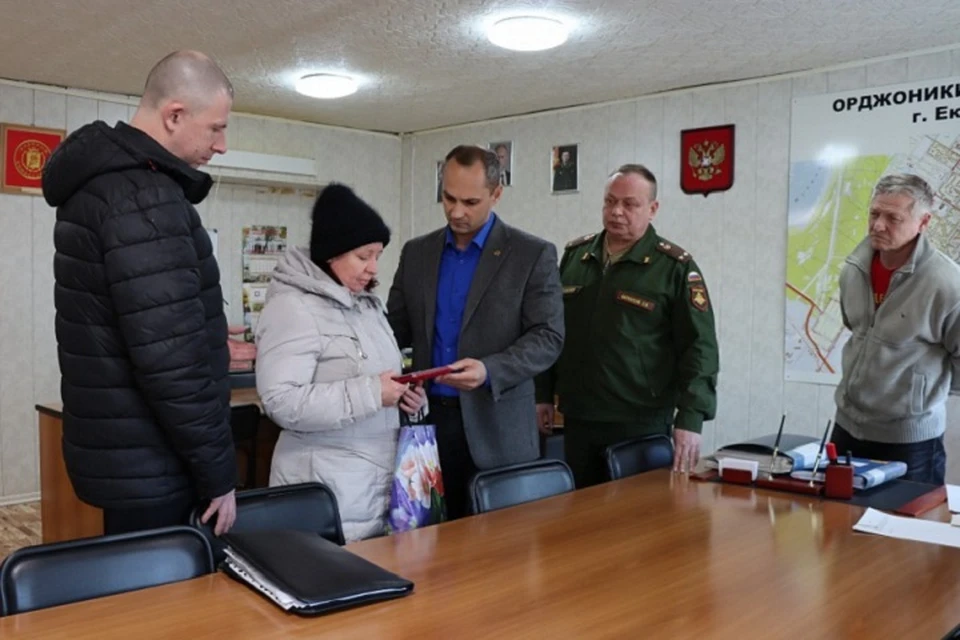 Награду они получили из рук главы администрации района. Фото: пресс-служба администрации Орджоникидзевского района