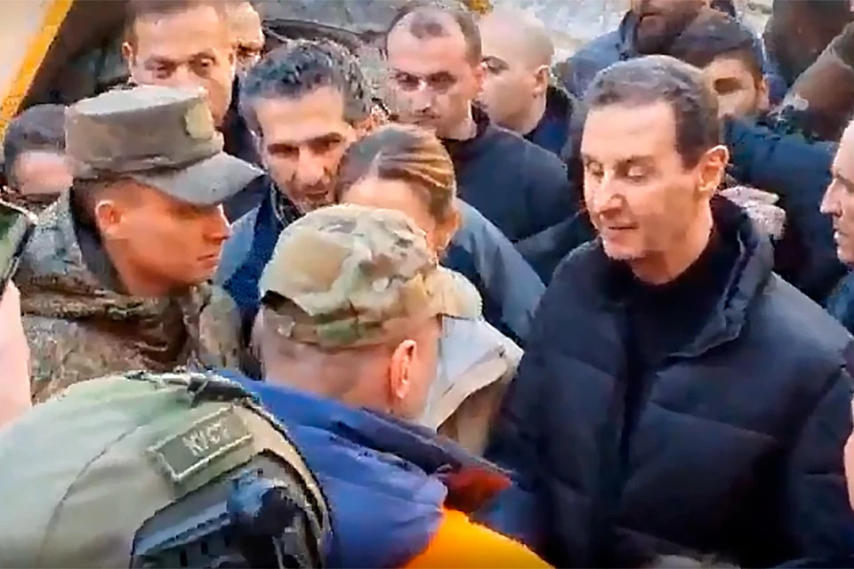 Президент Сирии Башар Асад прибыл в город Джебла, где работает группировка российских спасателей, чтобы лично высказать им слова благодарности.
