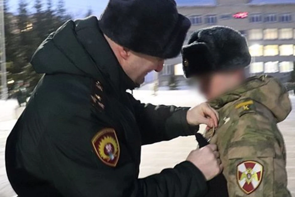 В Новосибирске курсант военного института (справа) получил Георгиевский Крест. Фото: пресс-служба Управления Росгвардии по Новосибирской области.