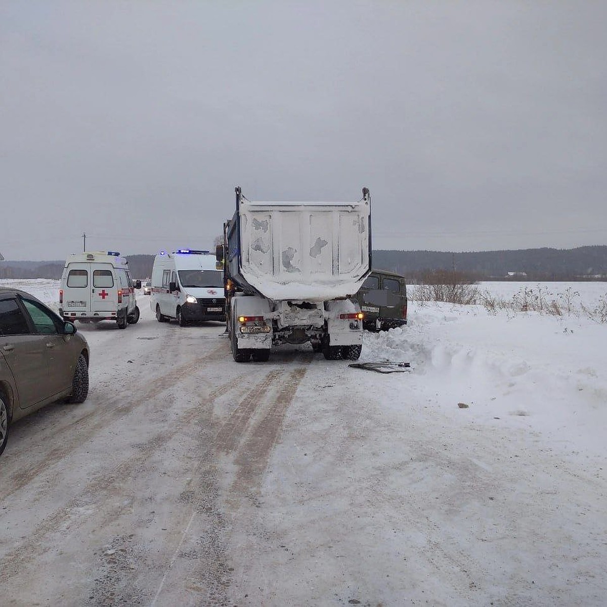 В Пермском крае в ДТП со снегоуборочной машиной пострадали четыре человека  - KP.RU