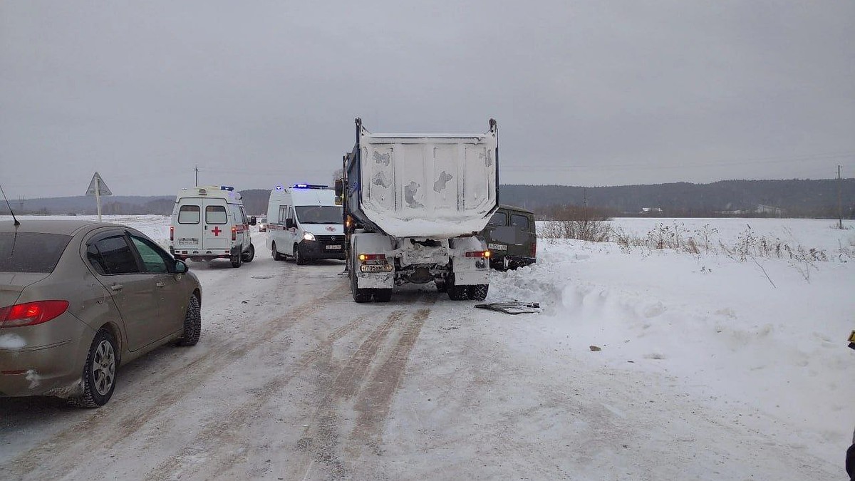 В Пермском крае в ДТП со снегоуборочной машиной пострадали четыре человека  - KP.RU