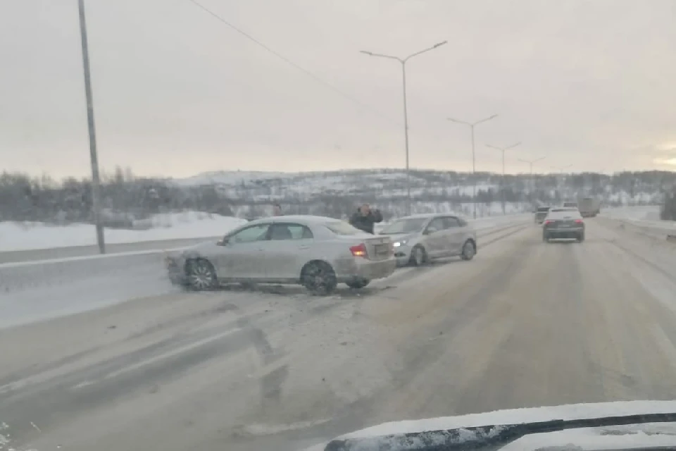 одну из машин развернуло на дороге. Фото: vk.com/murmansk_dtp51