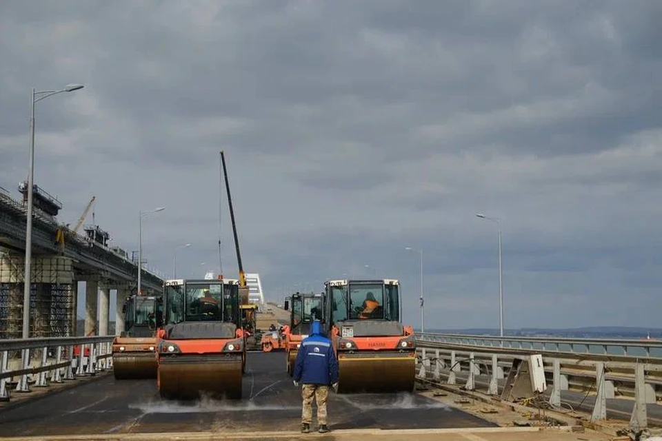 Росавтодор закончил асфальтирование новых пролетов Крымского моста. Фото: Tg-канал вице-премьера РФ Марата Хуснуллина