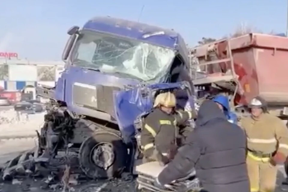Пострадавшего водителя доставили в больницу. Фото: кадр из видео