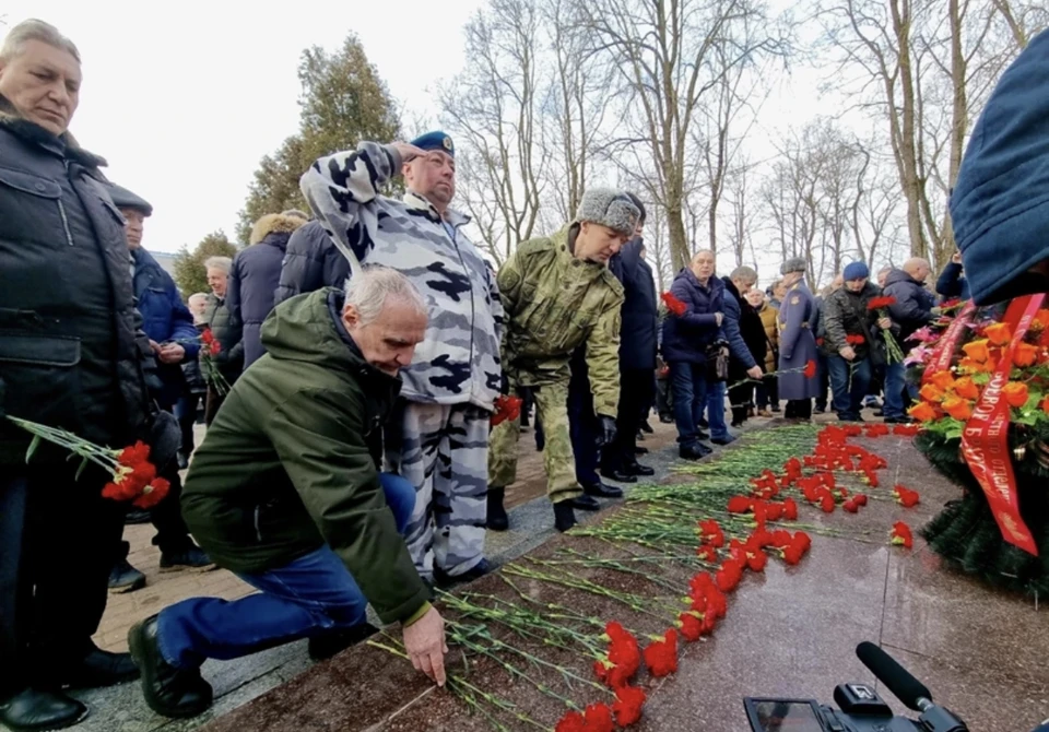 Несколько сотен смолян приняли участие в торжественном митинге памяти воинов-интернационалистов. Фото: страница главы города Андрея Борисова в социальной сети.