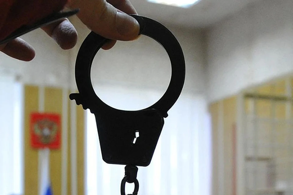 Мужчину арестовали на пять суток за разбитые стекла