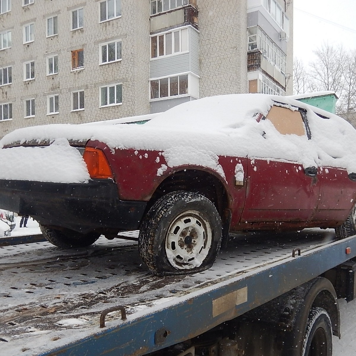 Ульяновская мэрия продолжает убирать с улиц города брошенные автомобили -  KP.RU